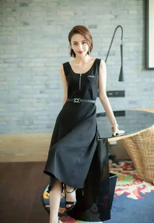 原创原创34岁佟丽娅真会穿绿色t恤搭配白色短裤穿出18岁少女感