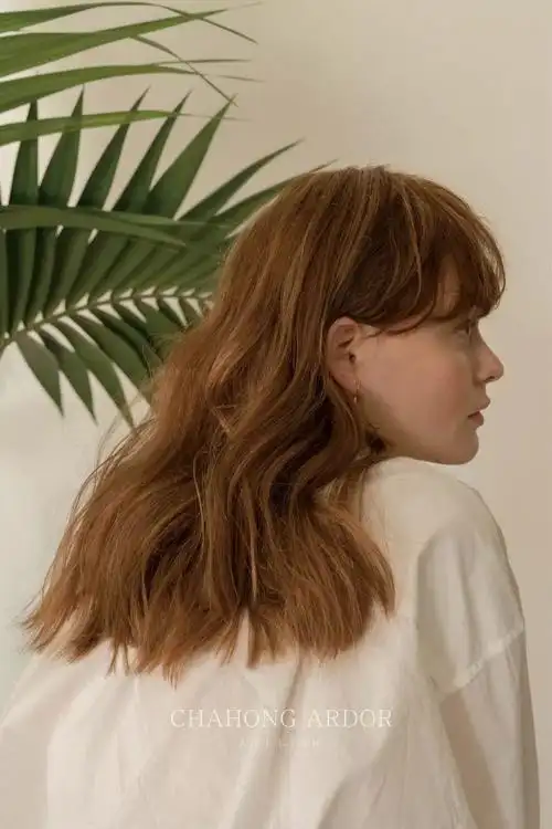 中长发的橄榄褐发色,齐眉刘海搭配慵懒卷▼▼檀棕直发的中长发,即便是