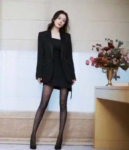 原创杨幂现身代言活动光腿穿阔腿短裤不怕冷一双竹竿腿不输精修