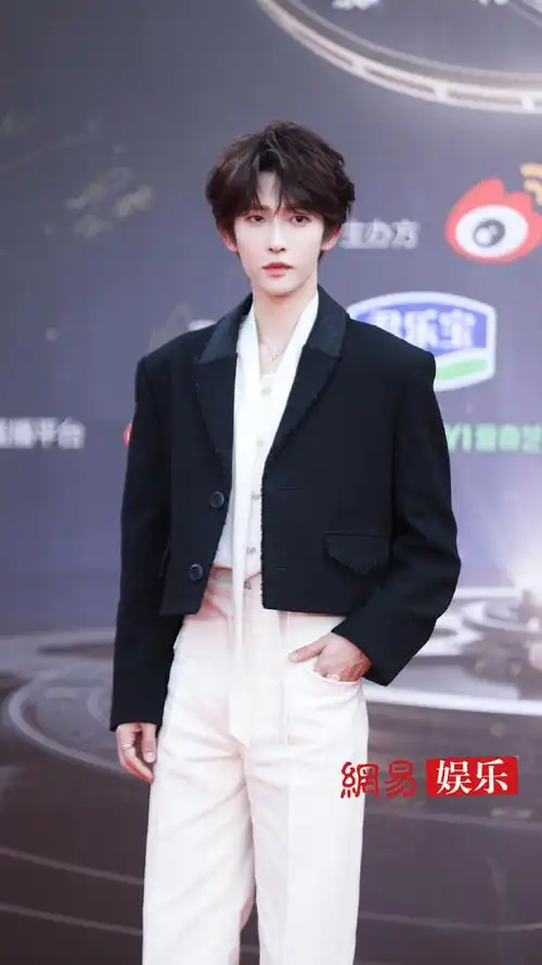 刘宇微博电影之夜红毯生图##微博电影之夜红毯