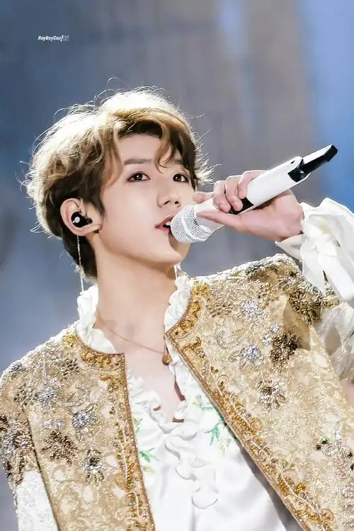 王源超话一起来欣赏演唱会舞台上的绝美小水晶#王俊凯王源易烊千玺