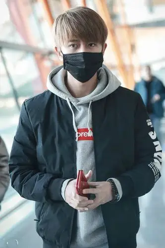 任嘉伦穿黑色外套内搭灰色连帽卫衣现身机场,戴着黑色口罩遮面