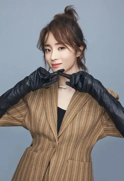 胡冰卿仲春时尚写真霸气来袭尽显卿新撩妹风