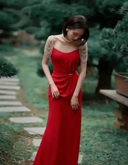 原创闪耀订婚仪式刘惜君酒红色显瘦露背礼服惊艳登场