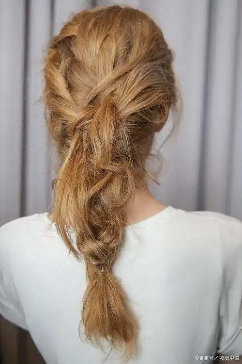 但如何将这样一头美丽的长发打造成令人惊艳的编发造型呢?