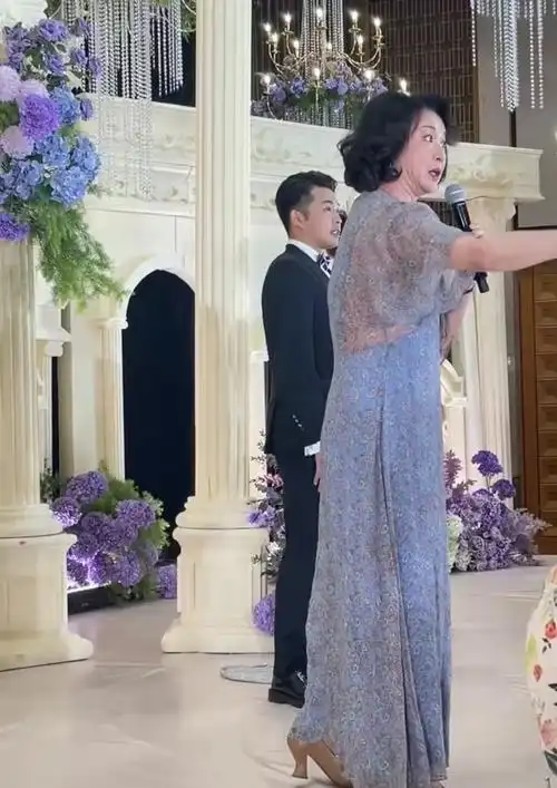 金星主持干女儿婚礼,踩恨天高穿透视裙,现场瞪眼黑脸被指抢风头-腾讯