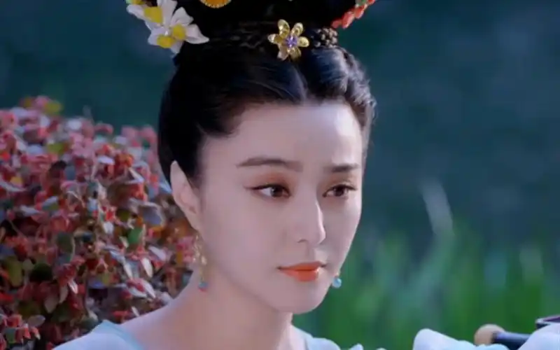 《还珠格格》中的金锁,只不过,相比当年,范冰冰好像容颜未改,而且还更