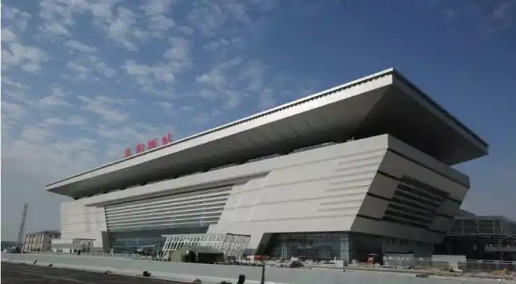 郑阜高铁全长276公里,自郑州南站引出,经河南省郑州,开封,许昌,周口等