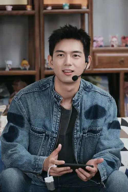 李现机场给粉丝点赞##李现机场与粉丝挥手打招呼