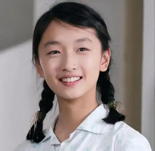 曾志伟拽的不是周冬雨的手而是整个内娱的丑陋两人什么关系