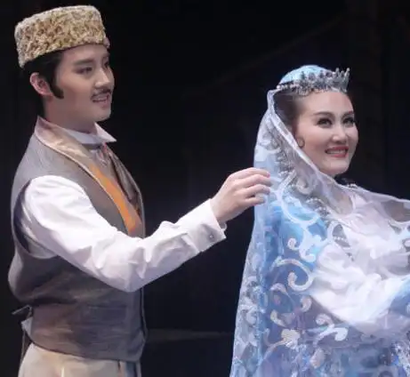 图张英席的妻子尤泓斐演唱俱佳夫妻二人助阵华鼎盛典