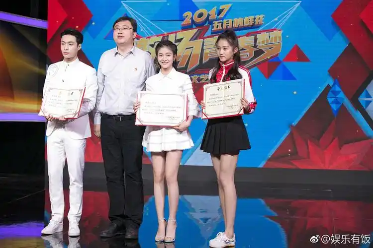 关晓彤肯定谎报了身高 她真是身高175!