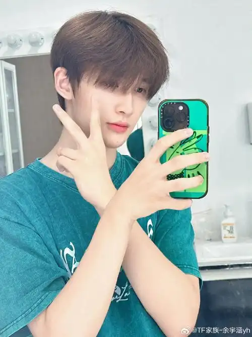 余宇涵比耶自拍#余宇涵比耶自拍小合集系列7099帅气男高日常随拍