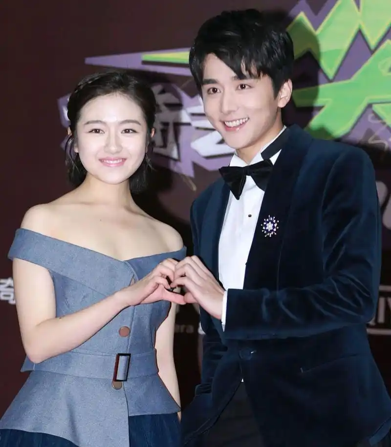 张新成跟李兰迪重新联系上后,感情到现在还蛮稳定的,虽然妈妈看蚕上