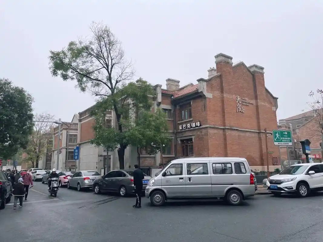 五大道在天津市中心城区,是一个以由南向北并列着的马场 - 抖音