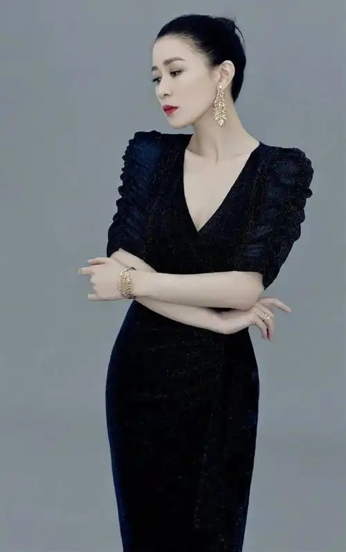 45岁佘诗曼近照状态太好了穿一袭衬衫长裤港风女神依旧靓