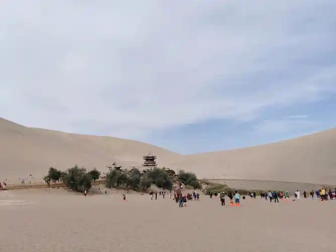 月牙泉风景名胜区位于甘肃省敦煌市城南5公里.