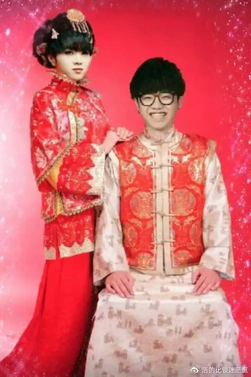 华晨宇唯一一张结婚照流出看清新娘正脸后网友百年好合