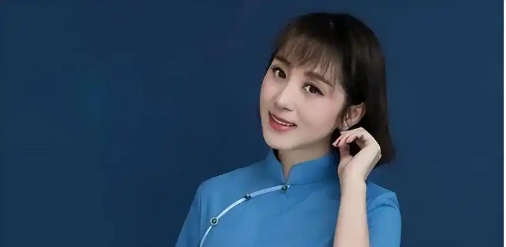 云飞和高月离婚已6年,他和北大才女结婚,她带着女儿独自生活_星光大道