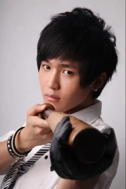 快男李炜最新写真出炉啦 携新歌《一见钟情》与您见面