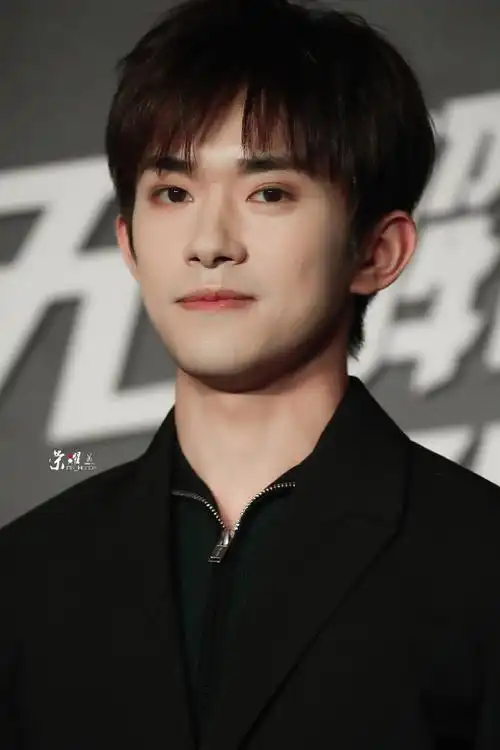 清扬品牌代言人易烊千玺##易烊千玺直播黑西装##易烊千玺直播一衷在