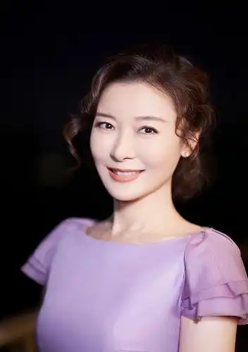 柯蓝:具有浓重念旧情结,身穿16年前的礼服和鞋子主持地方台春晚