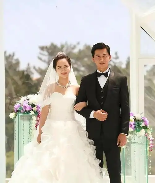 王丽坤与他同居8年,把青春都给了他,他却转身娶了别人!