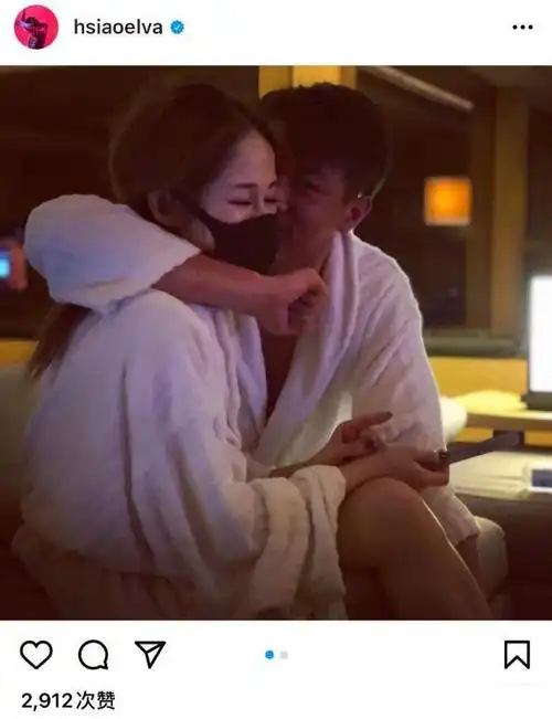 萧亚轩被狗咬后首次晒合照,和小16岁男友黄皓甜蜜亲吻