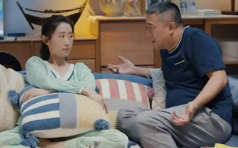 张嘉译饰演的王大山开着一家面馆,刘敏涛饰演的罗晴开了一间买手店.