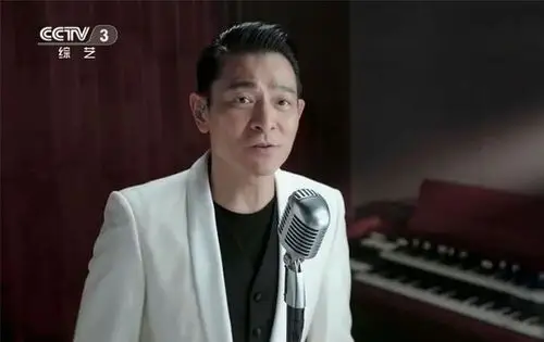 刘德华参加央视端午晚会,与周笔畅隔空对唱,年近60依旧帅气