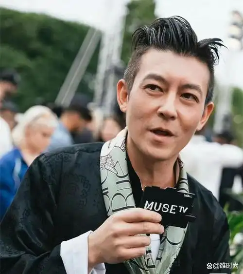 陈冠希也爱国风装配丝巾时尚感足独特发型成亮点脸却不帅了