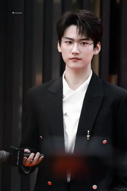 戴眼镜的帅哥超加分@into1-周柯宇