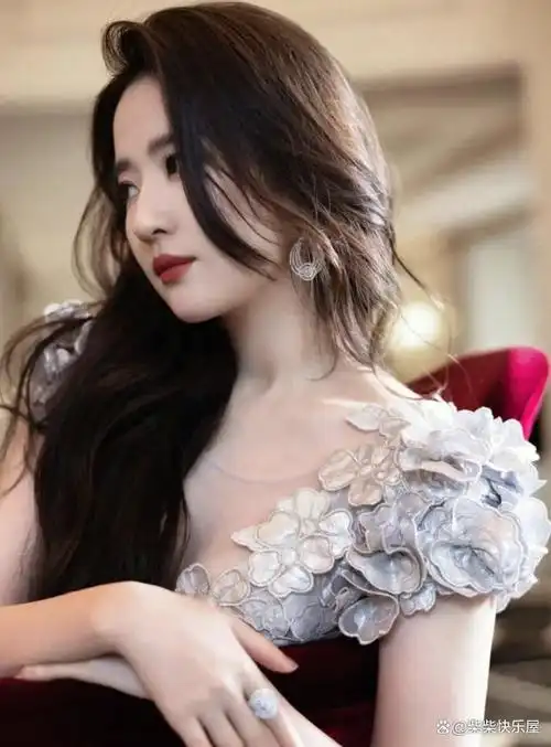 揭秘刘亦菲单身之谜:高冷女神背后的真实情感故事