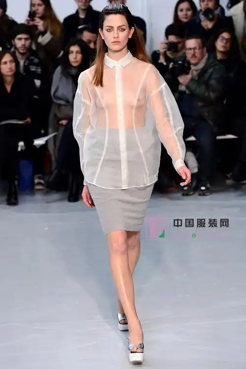 是休闲的撞色羽绒服系列,还是简洁廓形的大衣,亦或是性感魅惑的透视装