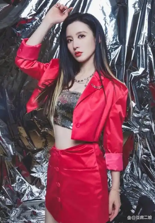 当我看到张萌这个名字,我的脑海中第一时间浮现的是一个红色的礼服