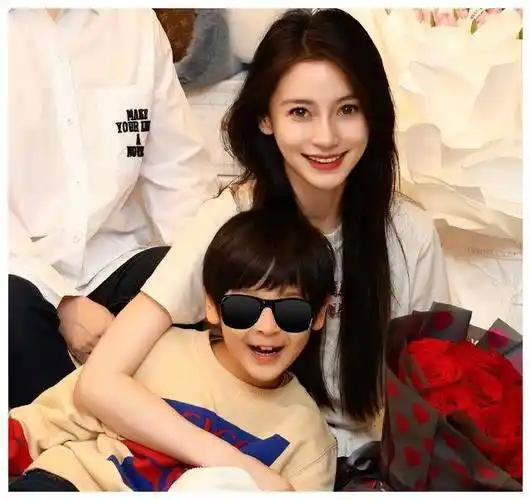 angelababy与父母儿子同框庆35岁生日,小海绵正脸神似外公_照片_事业