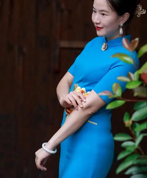 形似神似 形神兼备(青果巷旗袍人像1)