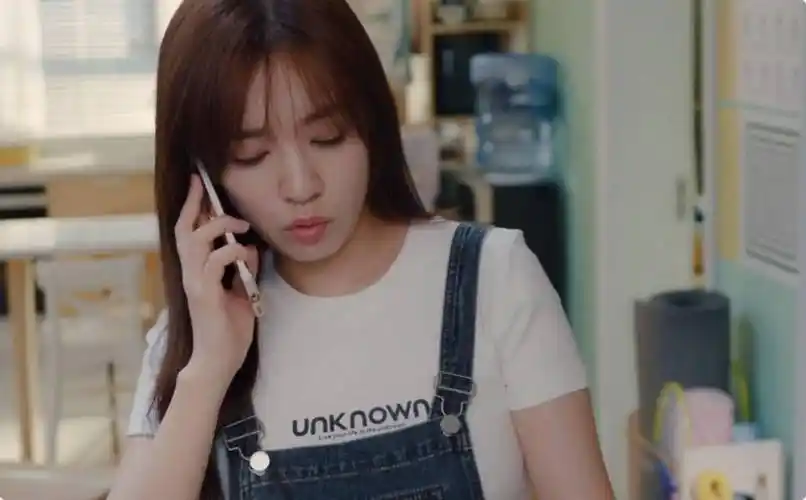 这一次,被勒出赘肉的王晓晨,把她的"中年尴尬"展现得淋漓尽致_演技