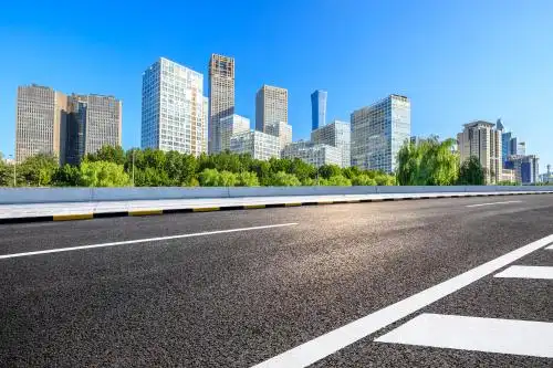 中国北京现代城市商业大厦和空的沥青道路