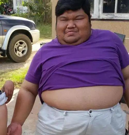 他241斤巨肥爆丑,女友却小巧美丽,10年恋爱长跑,把美女娶回家他只用了