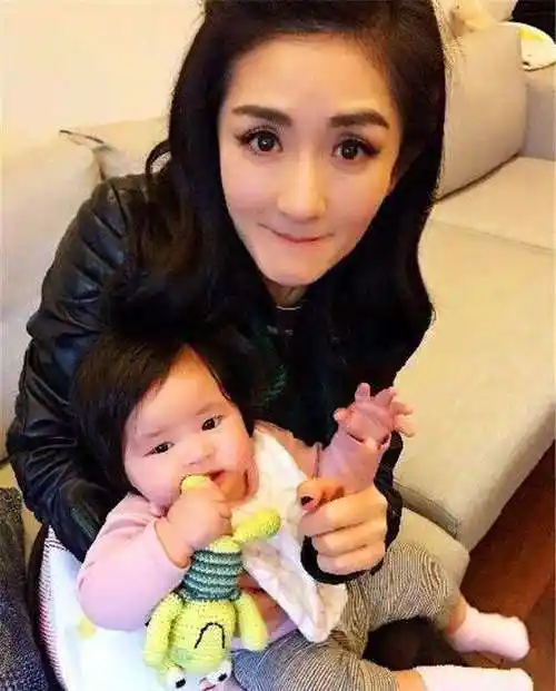 张杰一家四口全家福曝光,终于看到跳跳和俏俏的正面照真像谢娜