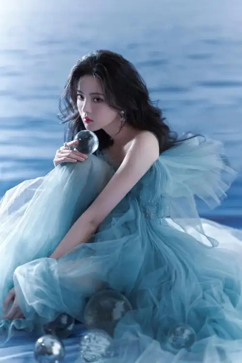 杨超越穿水蓝纱裙精致典雅