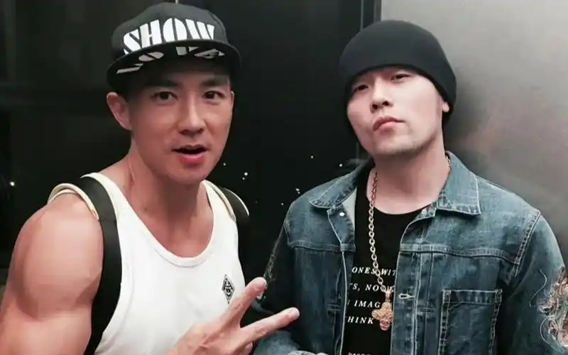 刘畊宏飞澳洲看周杰伦演唱会!还没起飞被网友派活:帮我要张票