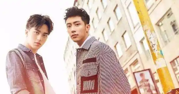 黄景瑜不受家暴离婚丑闻影响,与许魏洲发糖,绿色卫衣调皮戴绿帽_时尚