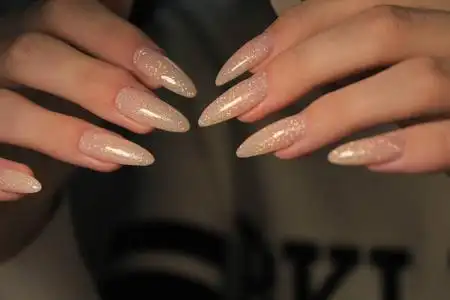 漂亮时尚的女性美甲,粉色背景,瓦伦蒂诺斯装饰漂亮长指甲的时尚美甲