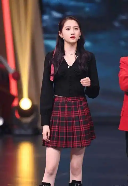 关晓彤为扮美,大胆挑战jk制服,复古发型油到发亮_look_时尚_白色