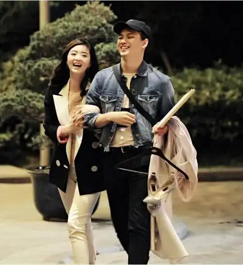 蒋欣新恋情曝光亲密挽手一脸甜笑网友终于找到归宿了