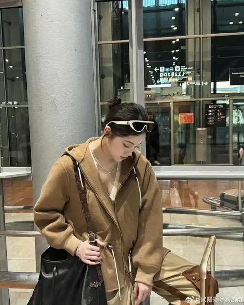 欧阳娜娜巴黎机场穿搭##欧阳娜娜古装拉大提琴