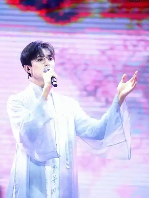 妖扬不愧是"古风圈一体机",穿上汉服后温润如玉,太迷人_显得_造型