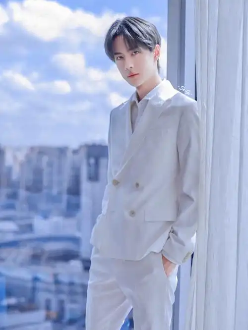 白衣少年王一博